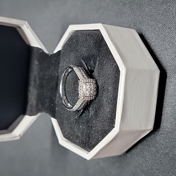 silver ring with small diamonds - Picture 10 of 11